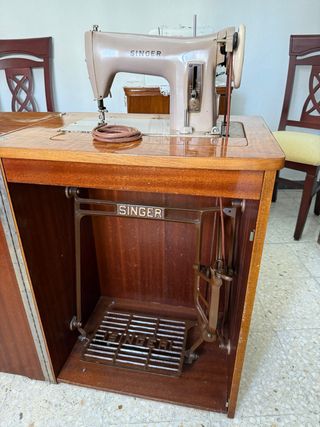 Máquina de coser antigua SINGER