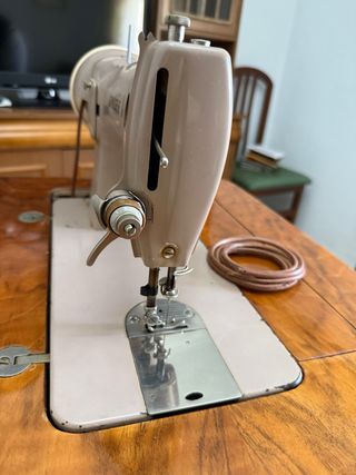 Máquina de coser antigua SINGER