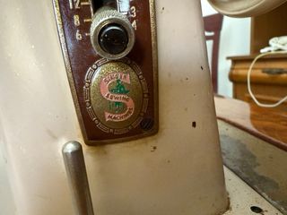 Máquina de coser antigua SINGER