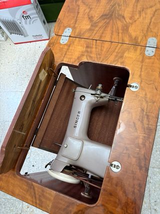 Máquina de coser antigua SINGER