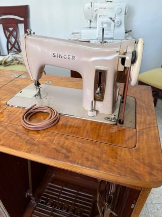 Máquina de coser antigua SINGER