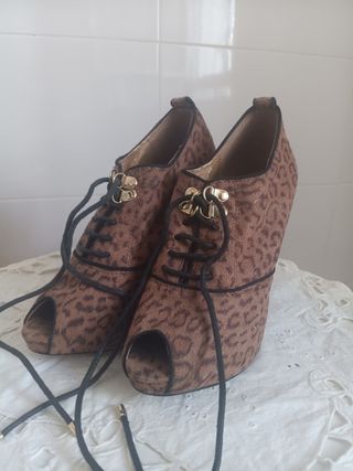 Zapatos tacón leopardo con cordones