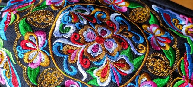 Borsetta in stoffa ricamata