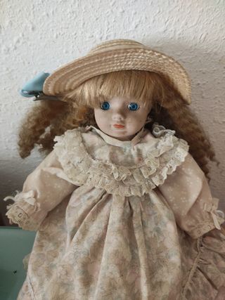 Muñeca antigua de porcelana con vestido