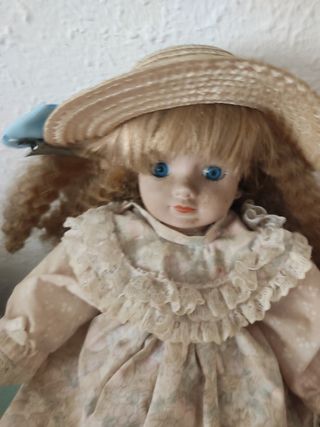 Muñeca antigua de porcelana con vestido