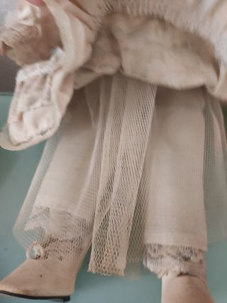 Muñeca antigua de porcelana con vestido