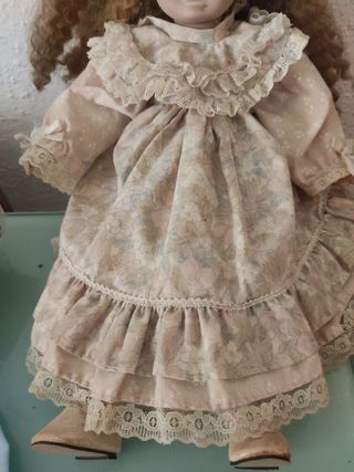 Muñeca antigua de porcelana con vestido