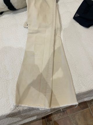 Pantalones acampanados beige