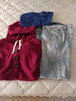 Lote Ropa Hombre: Camiseta Azul y Sudadera Roja 
