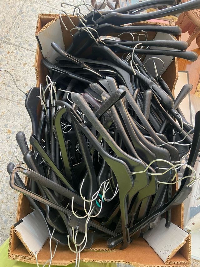 Lote de 100 Cabides de Plástico Preto para Adultos