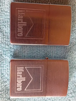  2 accendini Zippo argentati 
Marlboro