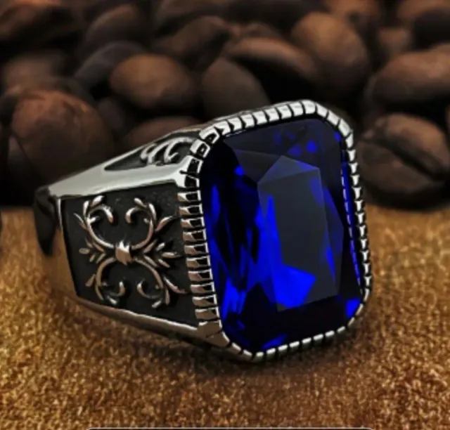 Anel com Pedra Azul e Detalhes Prateados