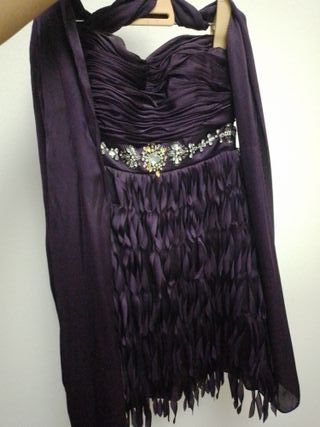 Vestido de fiesta morado con plumas