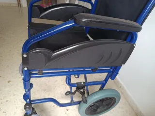 Silla de ruedas azul plegable