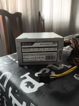 Fuente de alimentación PC ATX. 