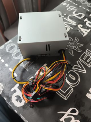 Fuente de alimentación PC ATX. 