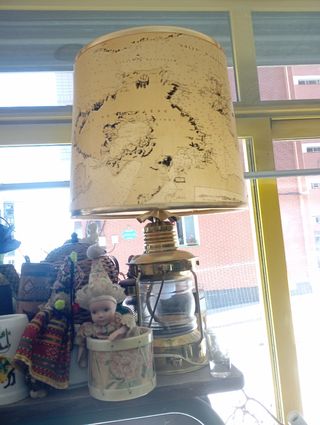 Lámpara de mesa dorada con mapa