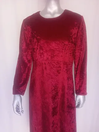 Vestido de terciopelo aplastado rojo.