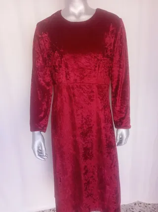 Vestido de terciopelo aplastado rojo.