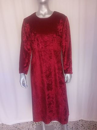 Vestido de terciopelo aplastado rojo.