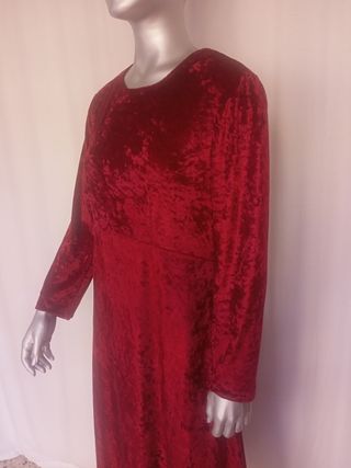 Vestido de terciopelo aplastado rojo.