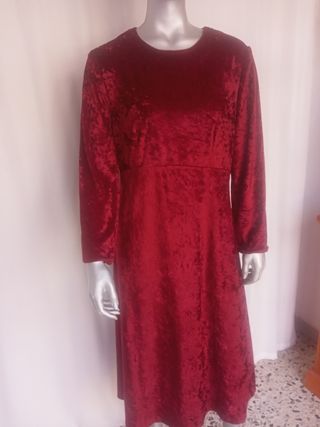 Vestido de terciopelo aplastado rojo.