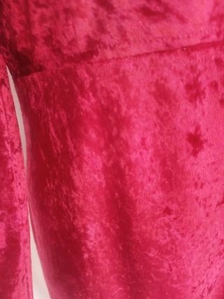 Vestido de terciopelo aplastado rojo.
