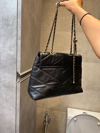 Bolso negro Zara acolchado cadena