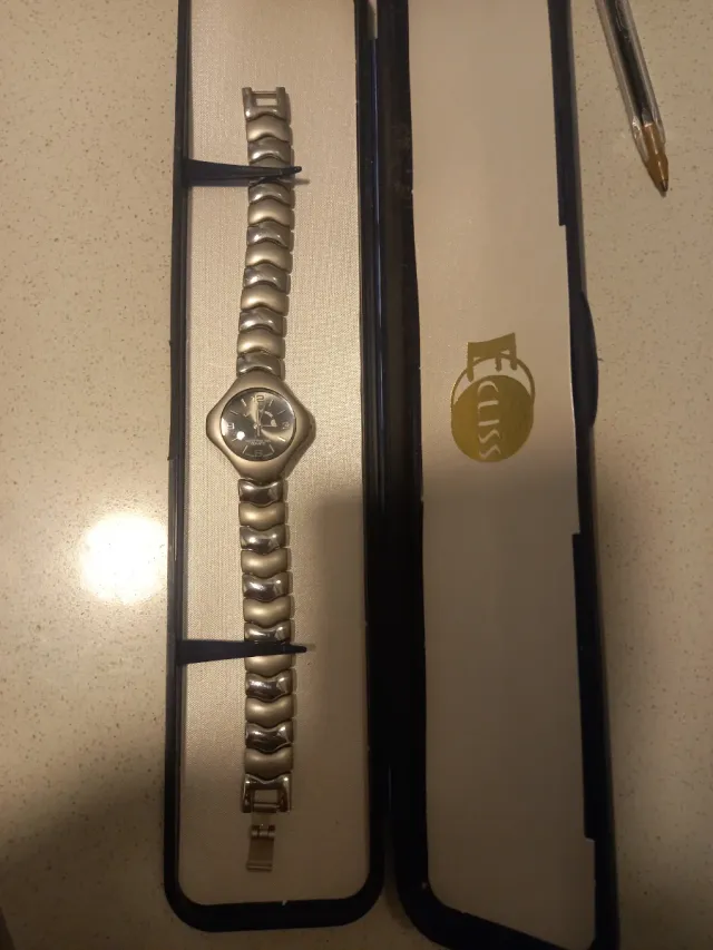 Reloj Louis Valentin Pulsera plateada.