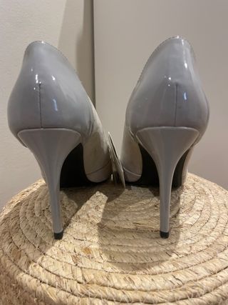 Zapatos de tacón grises

