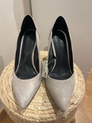 Zapatos de tacón grises
