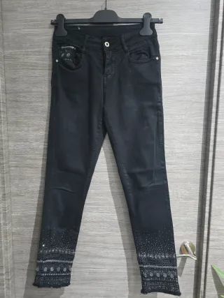 Pantalones negros con pedrería