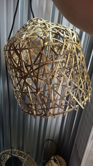 Lámpara colgante de bambú y madera