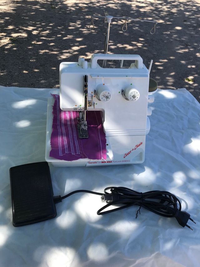 Máquina Coverlock BERNINA