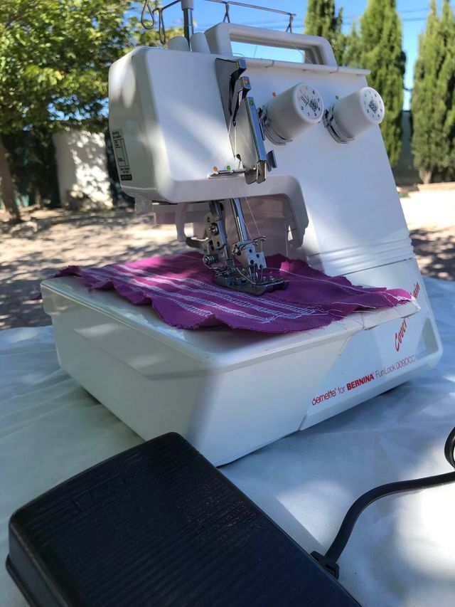 Máquina Coverlock BERNINA