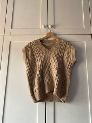 Chaleco de punto beige con trenzas
