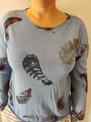 Jersey azul estampado plumas