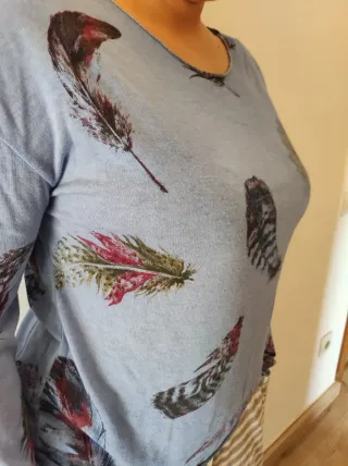 Jersey azul estampado plumas