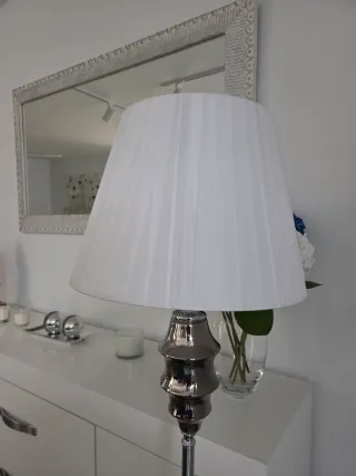Lámpara de pie moderna plateada y blanca