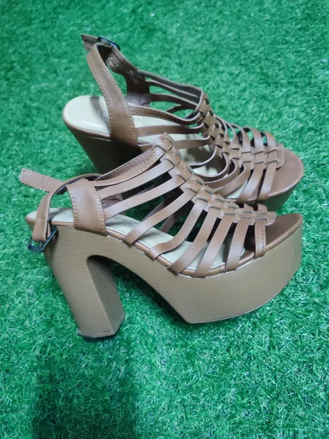 Sandalias de cuña con tiras