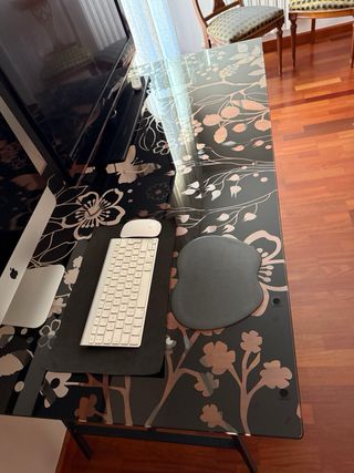 Mesa de cristal con diseño floral