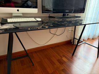 Mesa de cristal con diseño floral