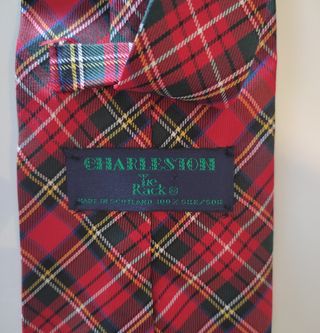 Corbata de cuadros roja y negra