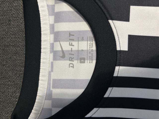 Camiseta Nike Diseño Gráfico Blanco y Negro