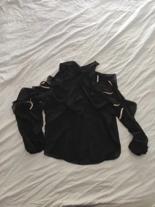 Blusa negra con hombros descubiertos