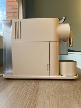 Cafetera Nespresso DeLonghi Lattissima One