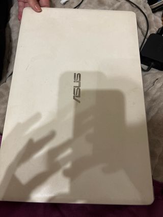 Ordenador portátil Asus blanco con cargador