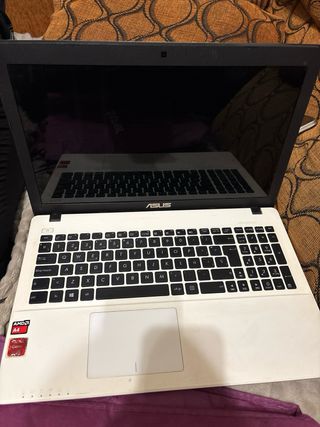 Ordenador portátil Asus blanco con cargador