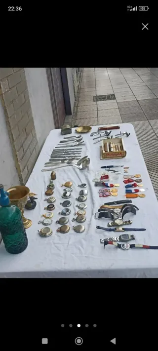 Lote de antigüedades: relojes, cubiertos y más