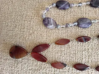 Collares de piedras naturales moradas y marrón 